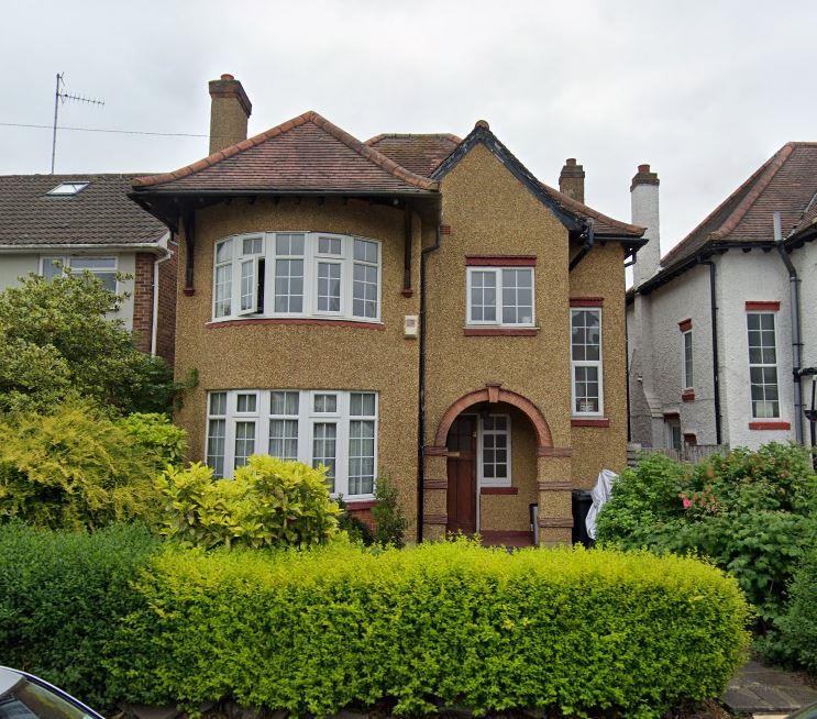 3 bed property in Ridgeview Road, Whetstone